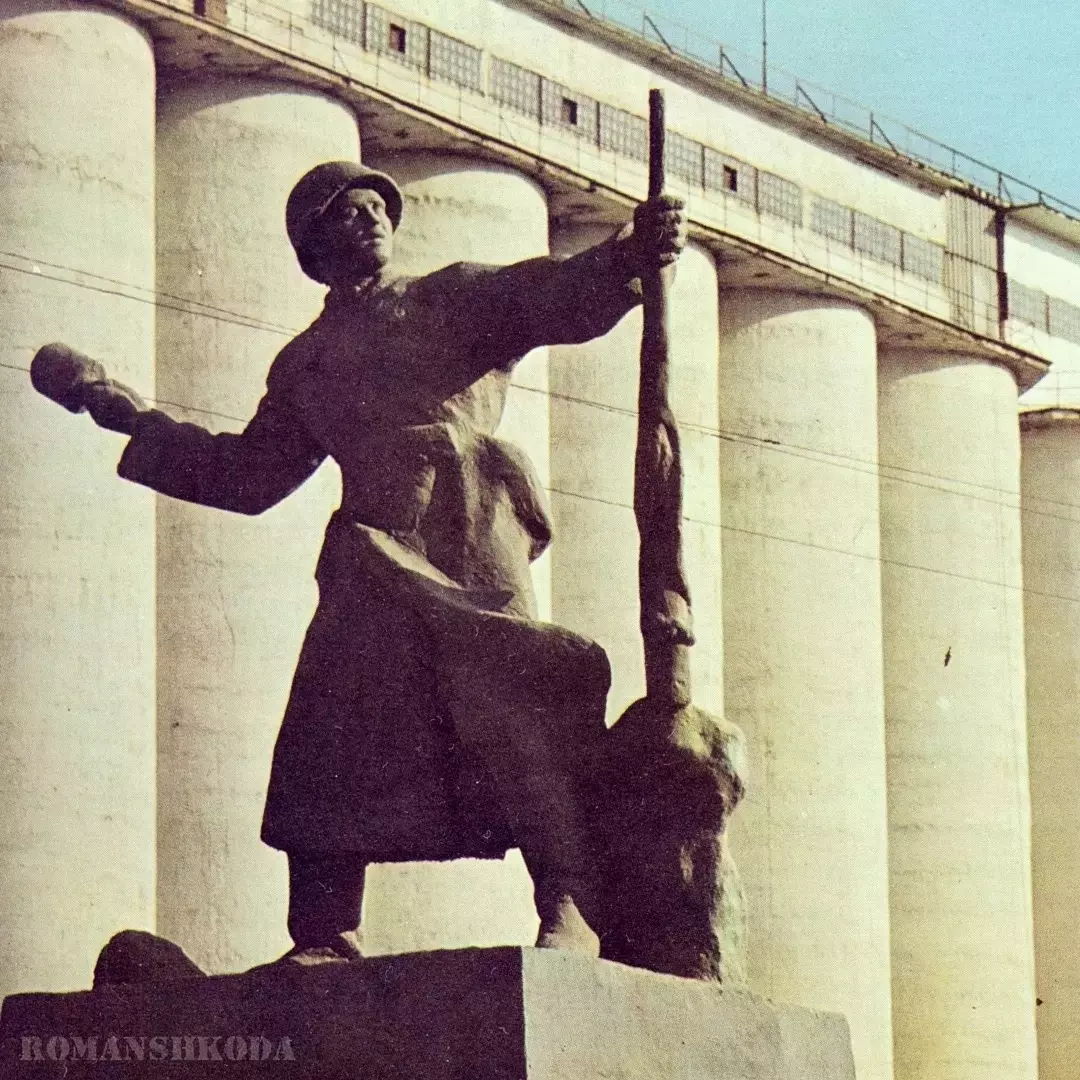 Памятник бойца с гранатой перед элеватором в Волгограде