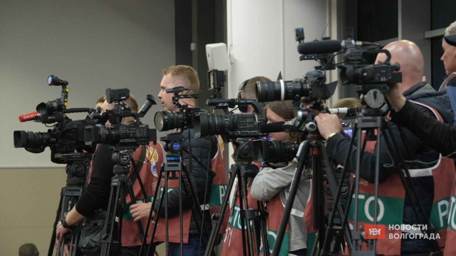 Пресс-конференция за 2 часа до начала ретро-матча «Победа» вызвала ажиотажный интерес журналистов.