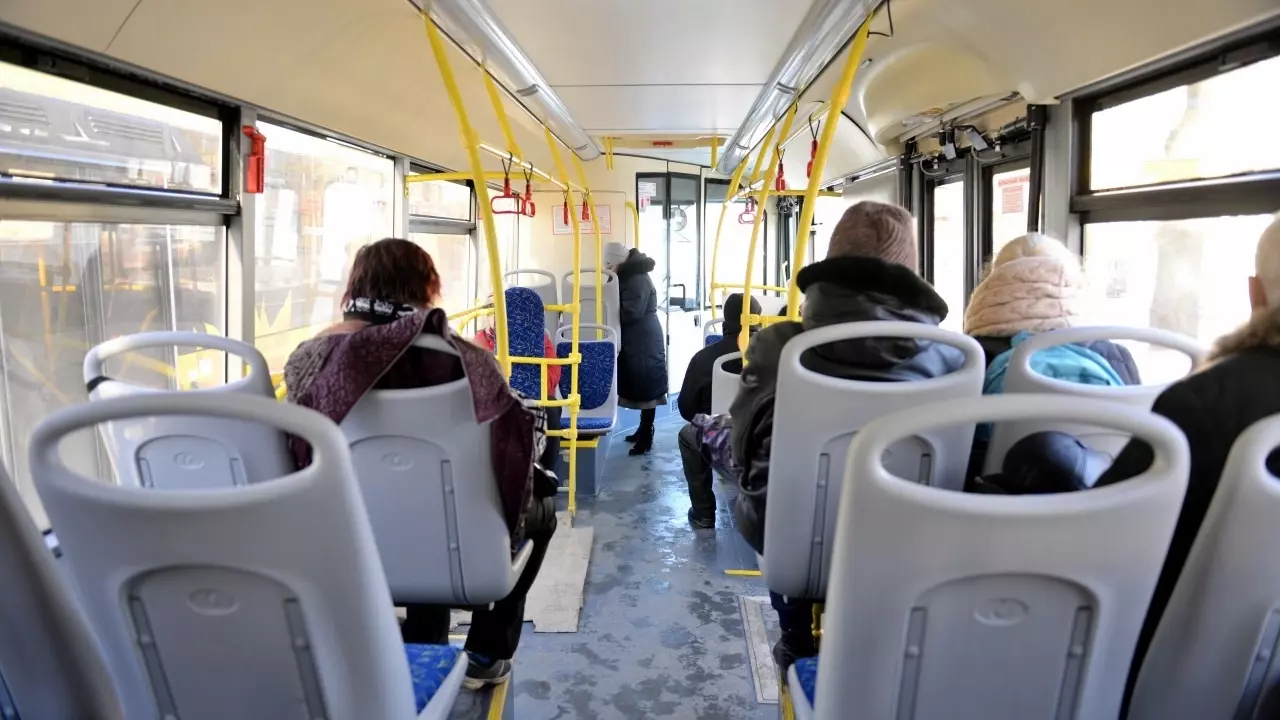 Пассажиры мерзнут в волгоградских автобусах