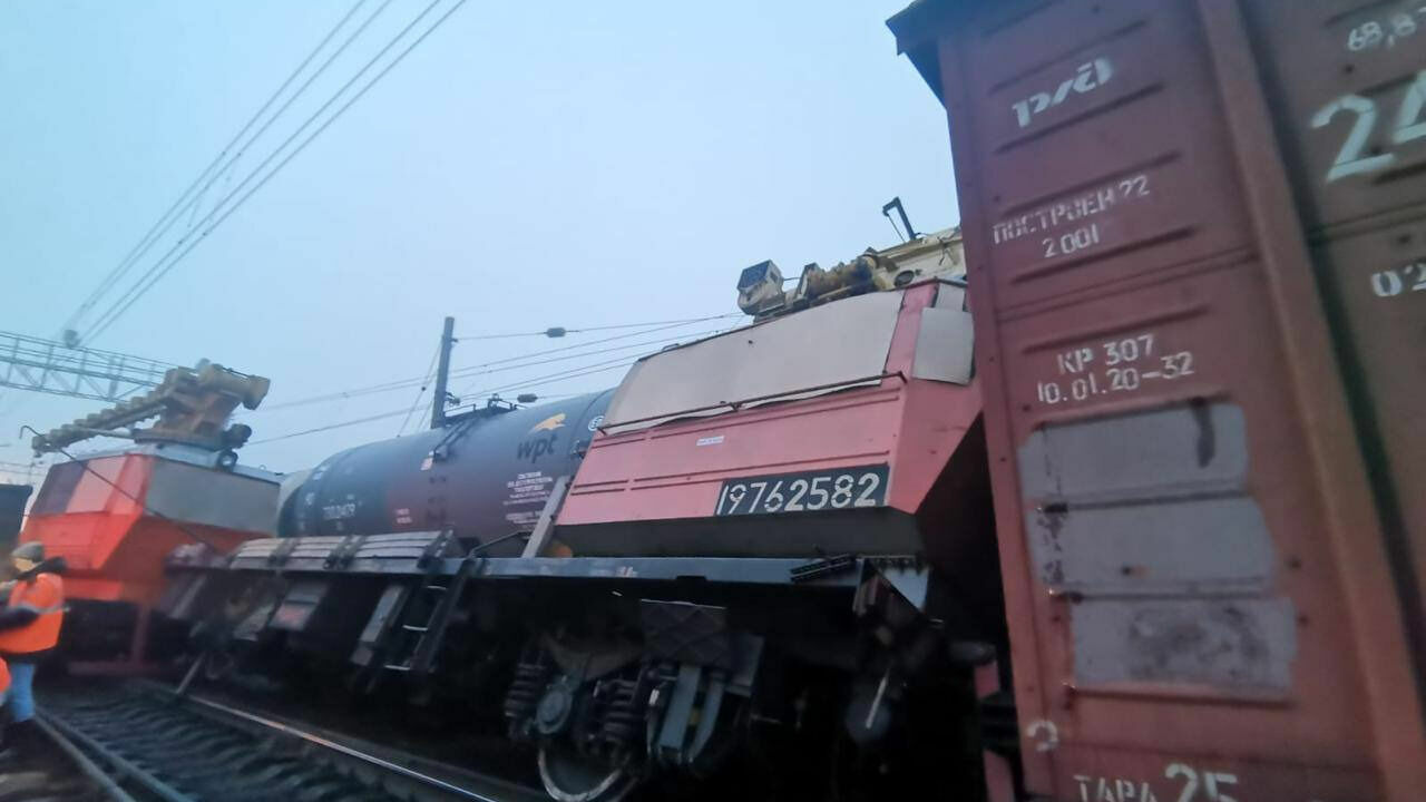 Обстоятельства крупной железнодорожной аварии выясняют в Волгограде