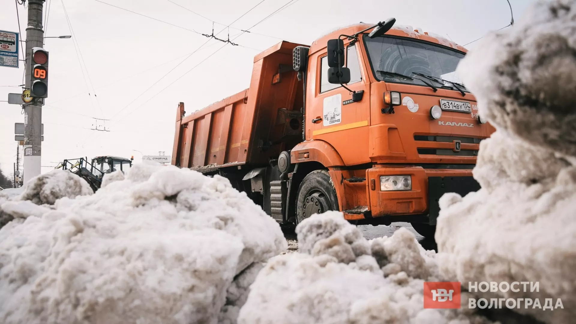 400 единиц спецтехники расчищают волгоградские трассы от последствий циклона