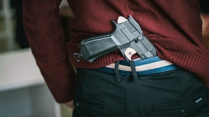 Волгоградский подросток принес в школу пистолет