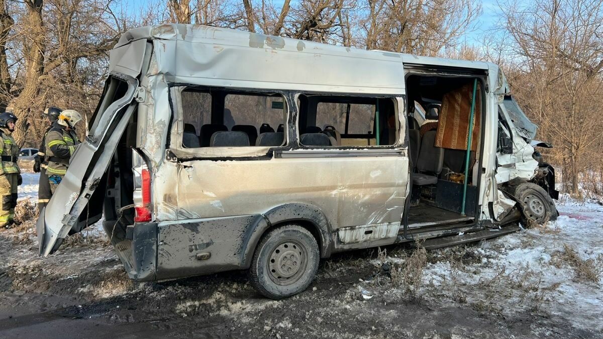 Момент столкновения маршрутки и грузовика в Волгограде попал на видео