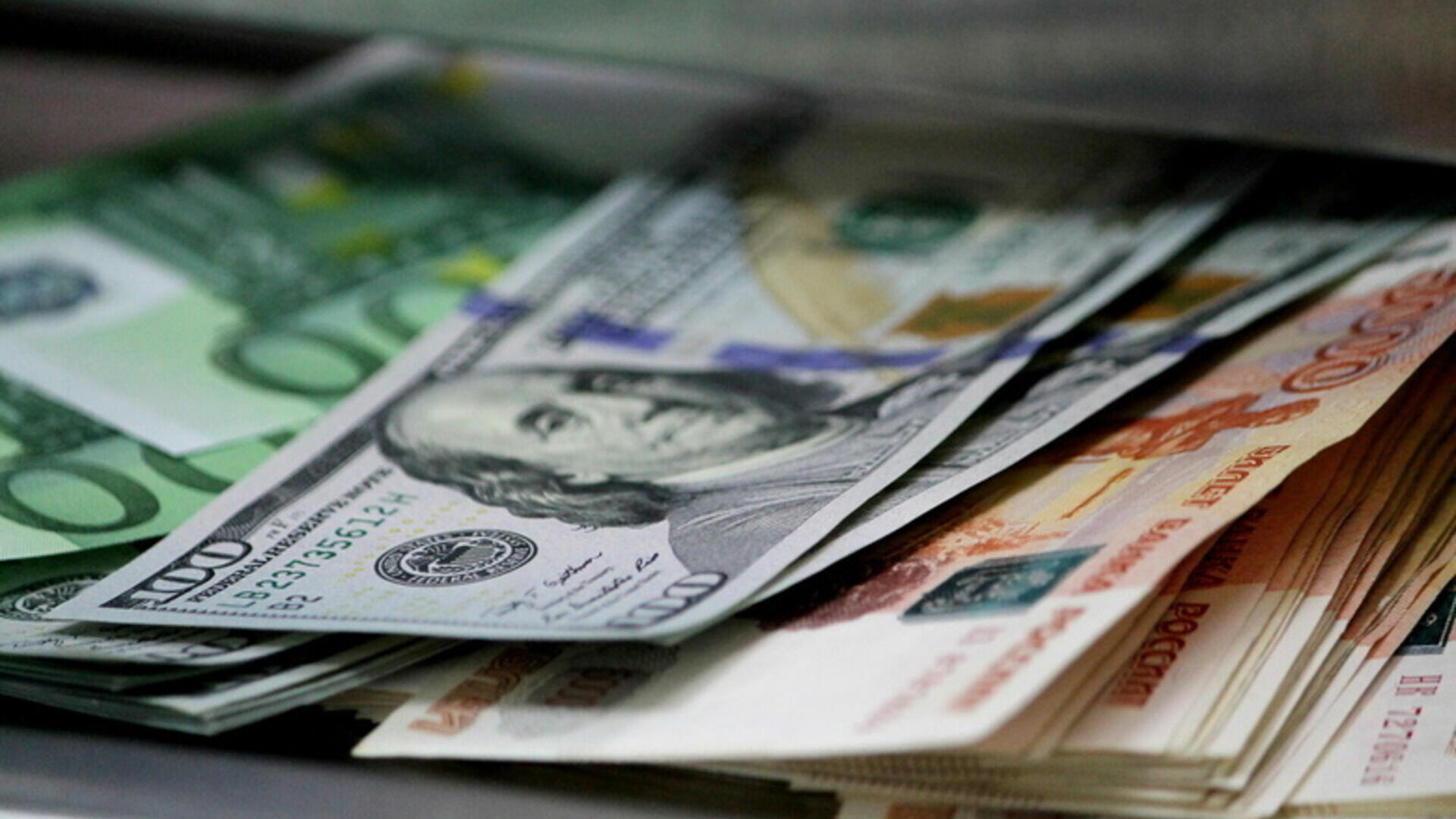 Эксперт заметил тенденцию к снижению курса доллара в России