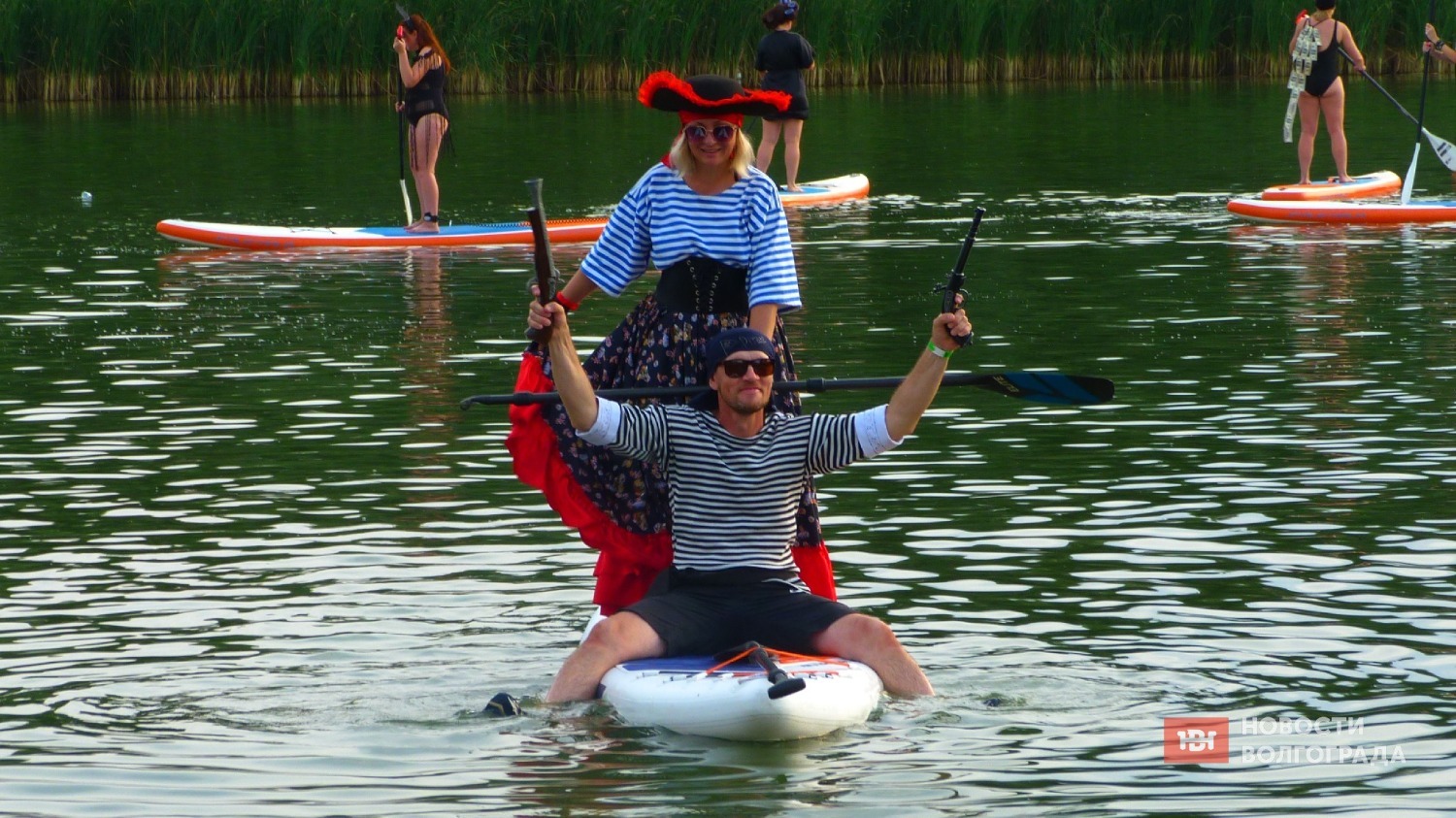 Участники sup-карнавала проплыли по озеру Круглому в Волжском