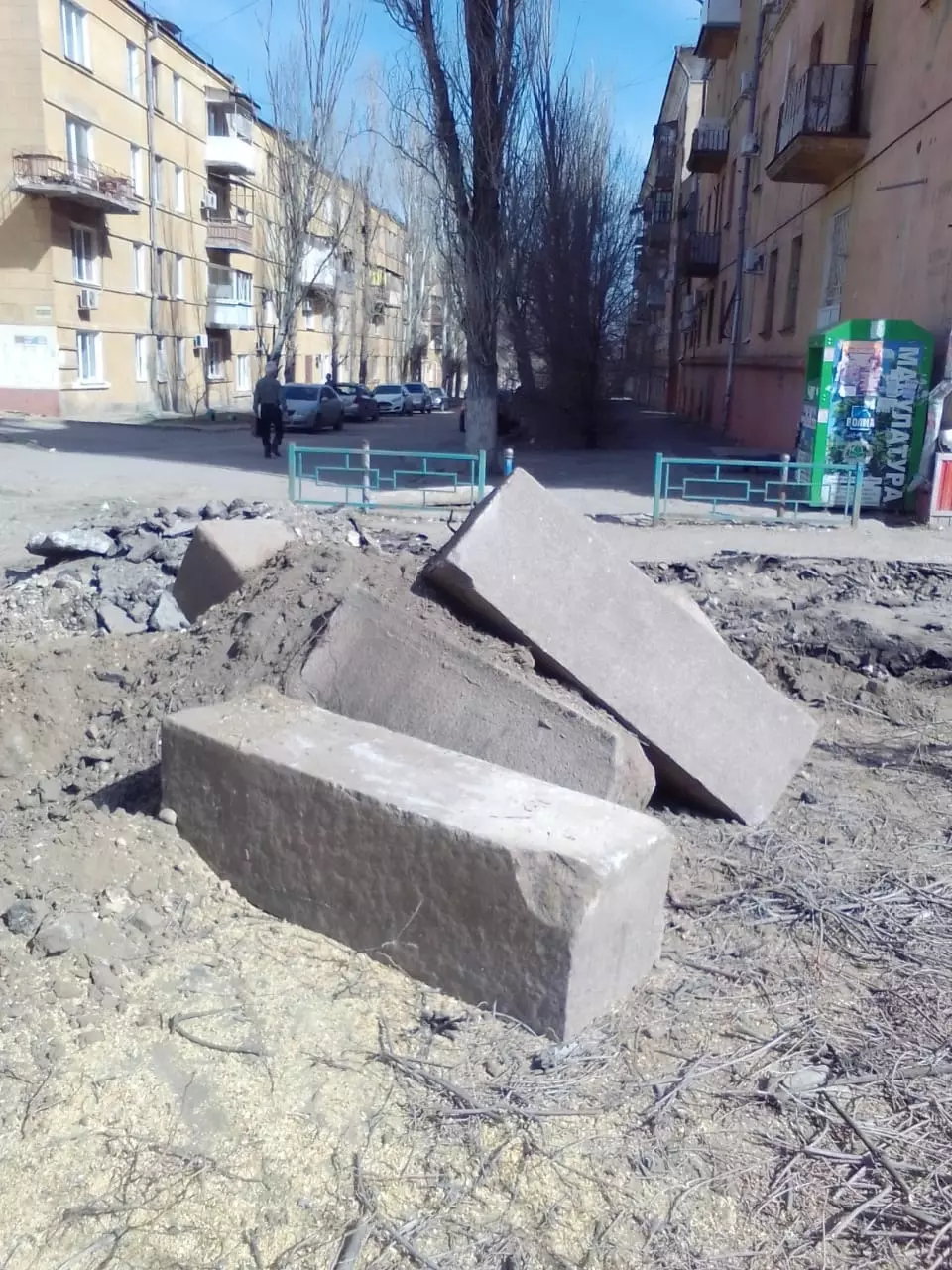 Гранитные блоки с аллее по улице Дзержинского в Волгограде вернут на место