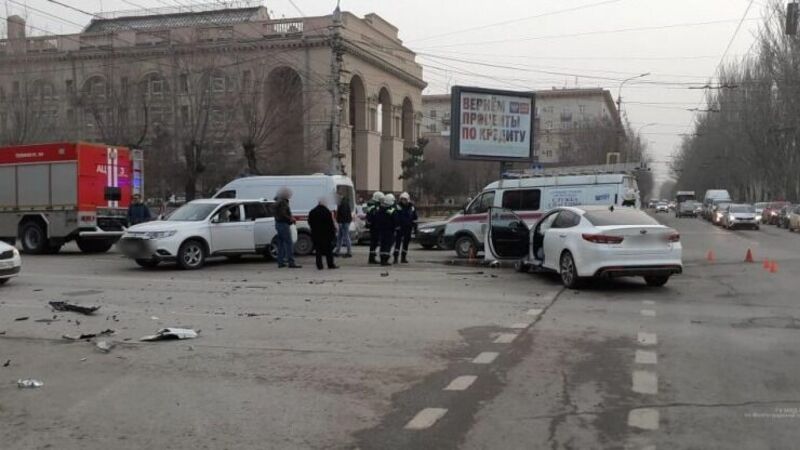 Проехал на красный: три женщины попали в больницу после ДТП в центре Волгограда