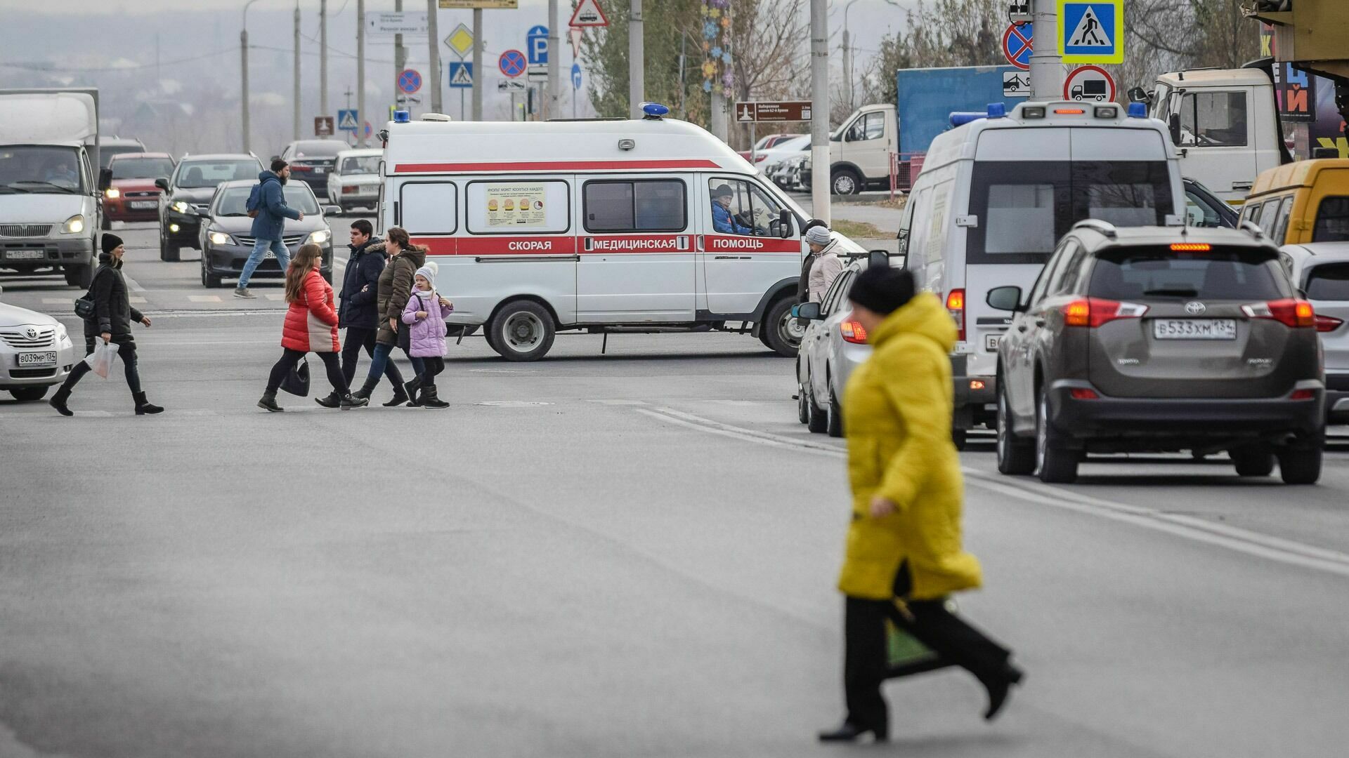Таксист протащил пенсионерку по дороге в Волжском и скрылся