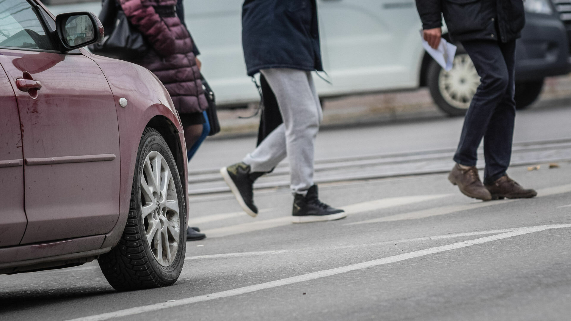 Водитель Chevrolet сбил идущего в школу подростка на юге Волгограда
