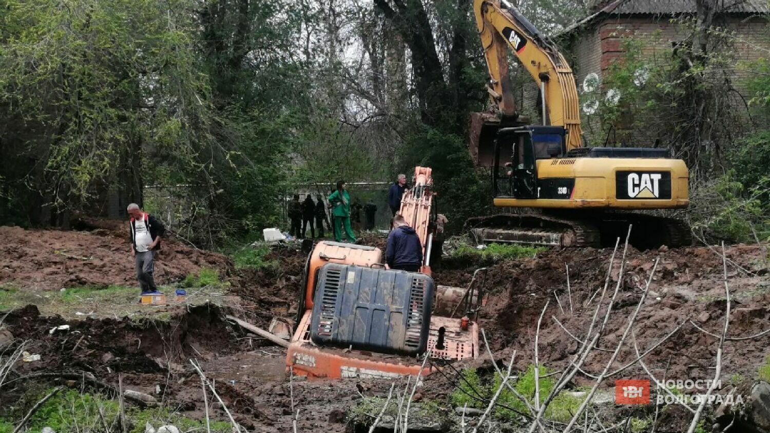 В Красноармейском районе Волгограда экскаватор провалился под землю.
