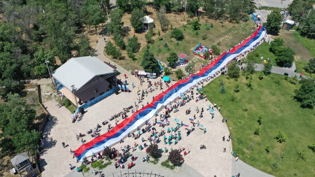 100-метровый флаг России развернули в парке в Волгограде