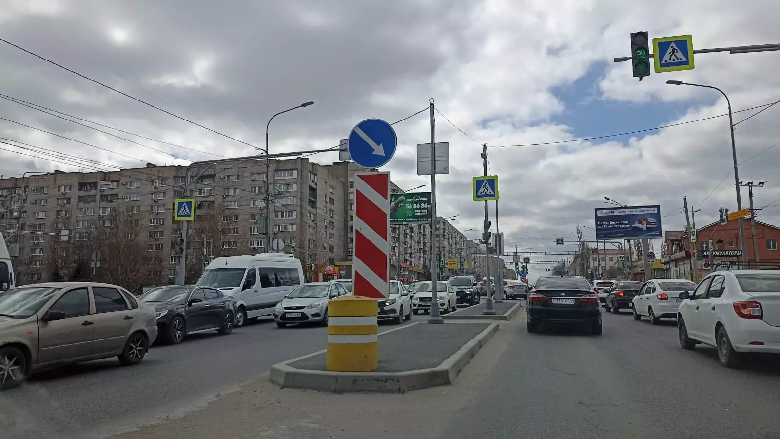 Маршрутка на перекрёстке столкнулась с такси в центре Волгограда