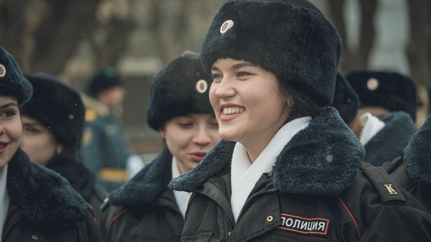 Девушки в военной форие стали украшением парада в Волгограде