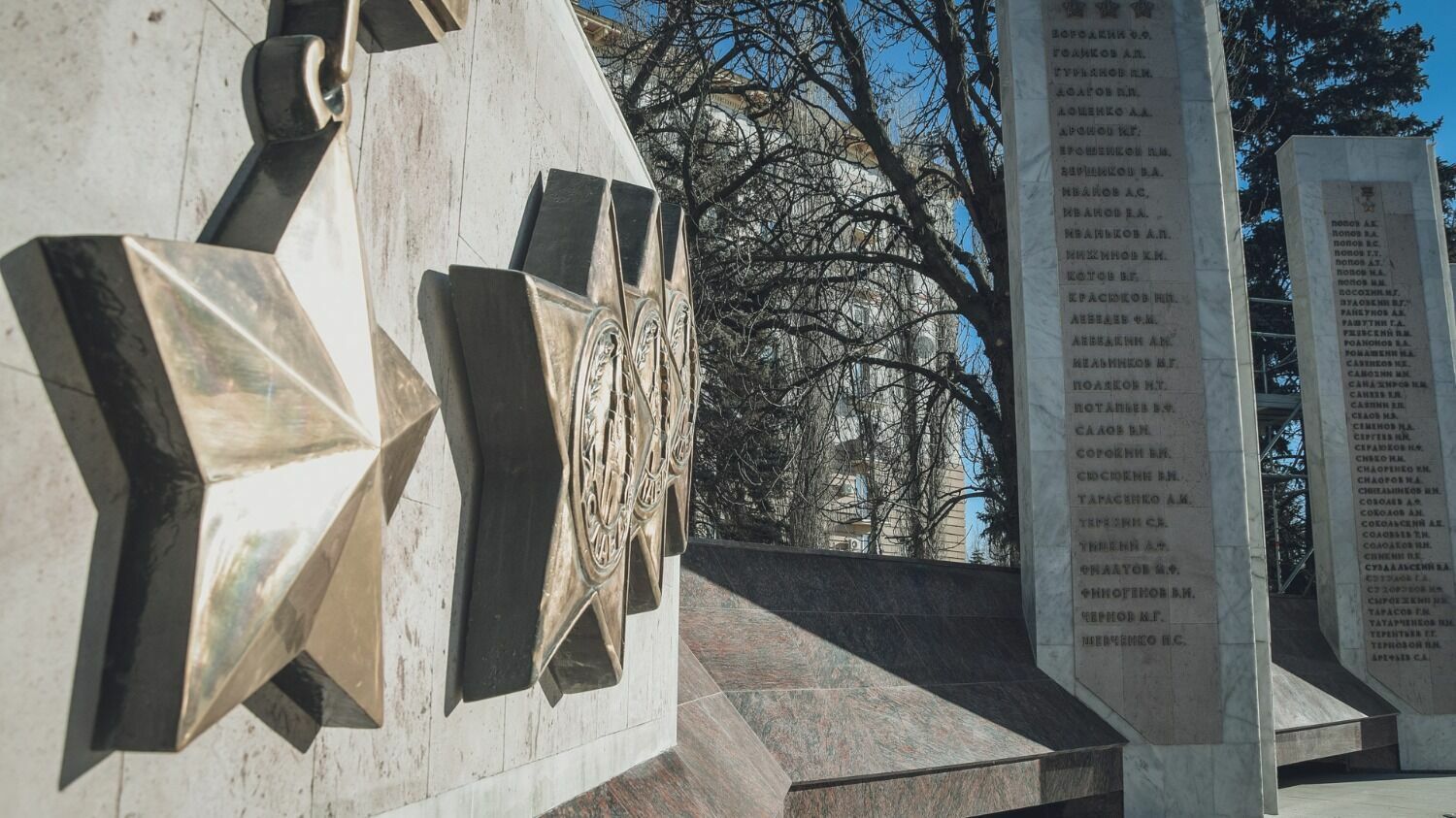 На мемориале в честь Героев Советского Союза в центре Волгограда все работы выполнены на "отлично"