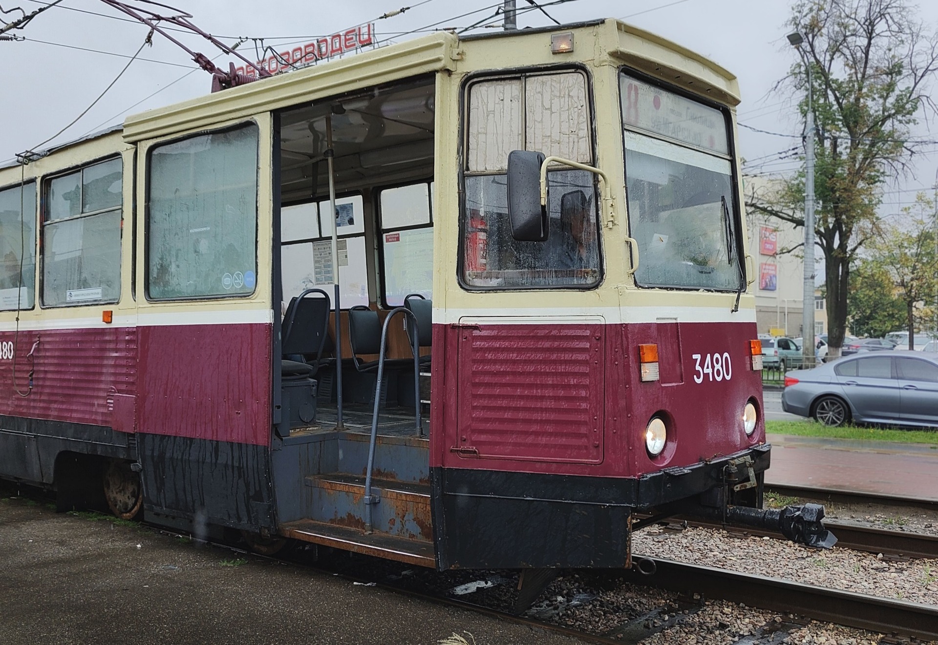 Общественный транспорт в Нижнем Новгороде разочаровал -  ржавый, старый и протекает