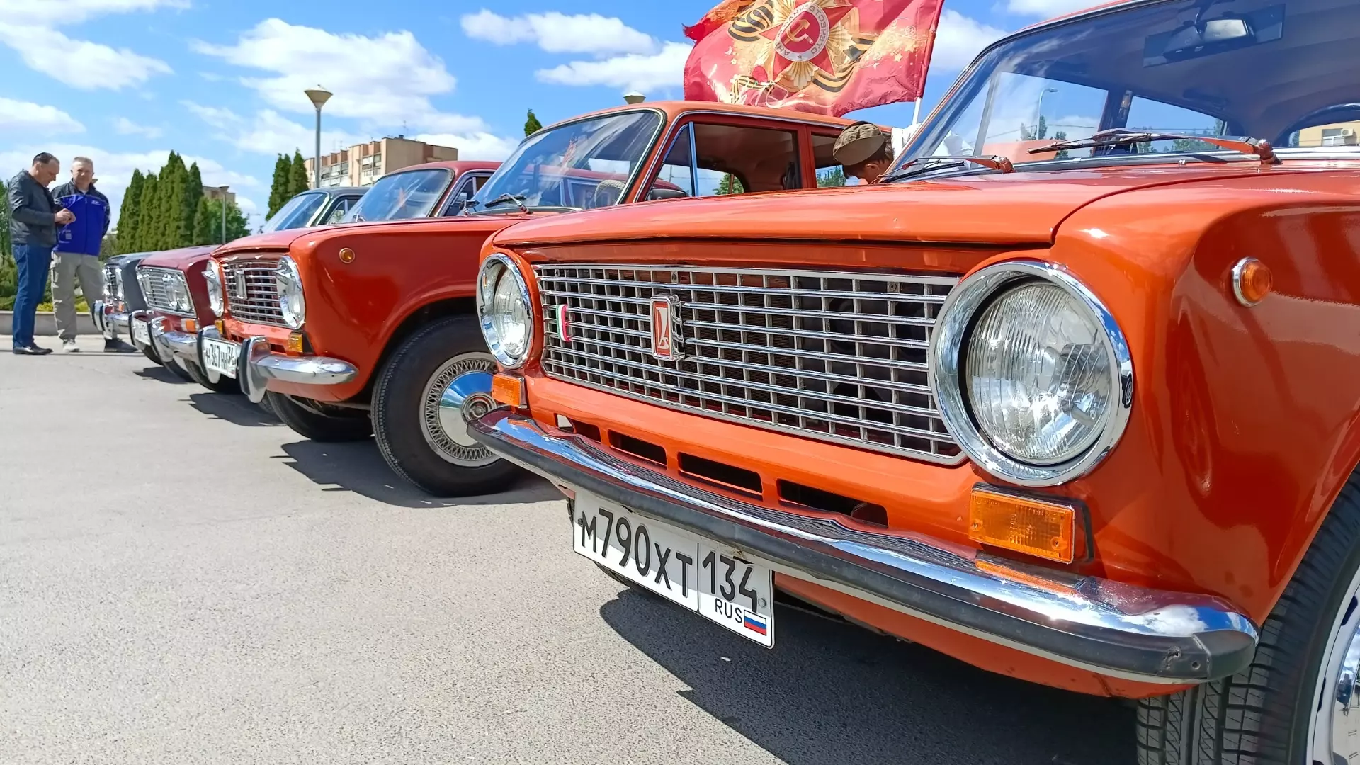 десятки ретро-автомобилей проехали по Волгограду в День Победы