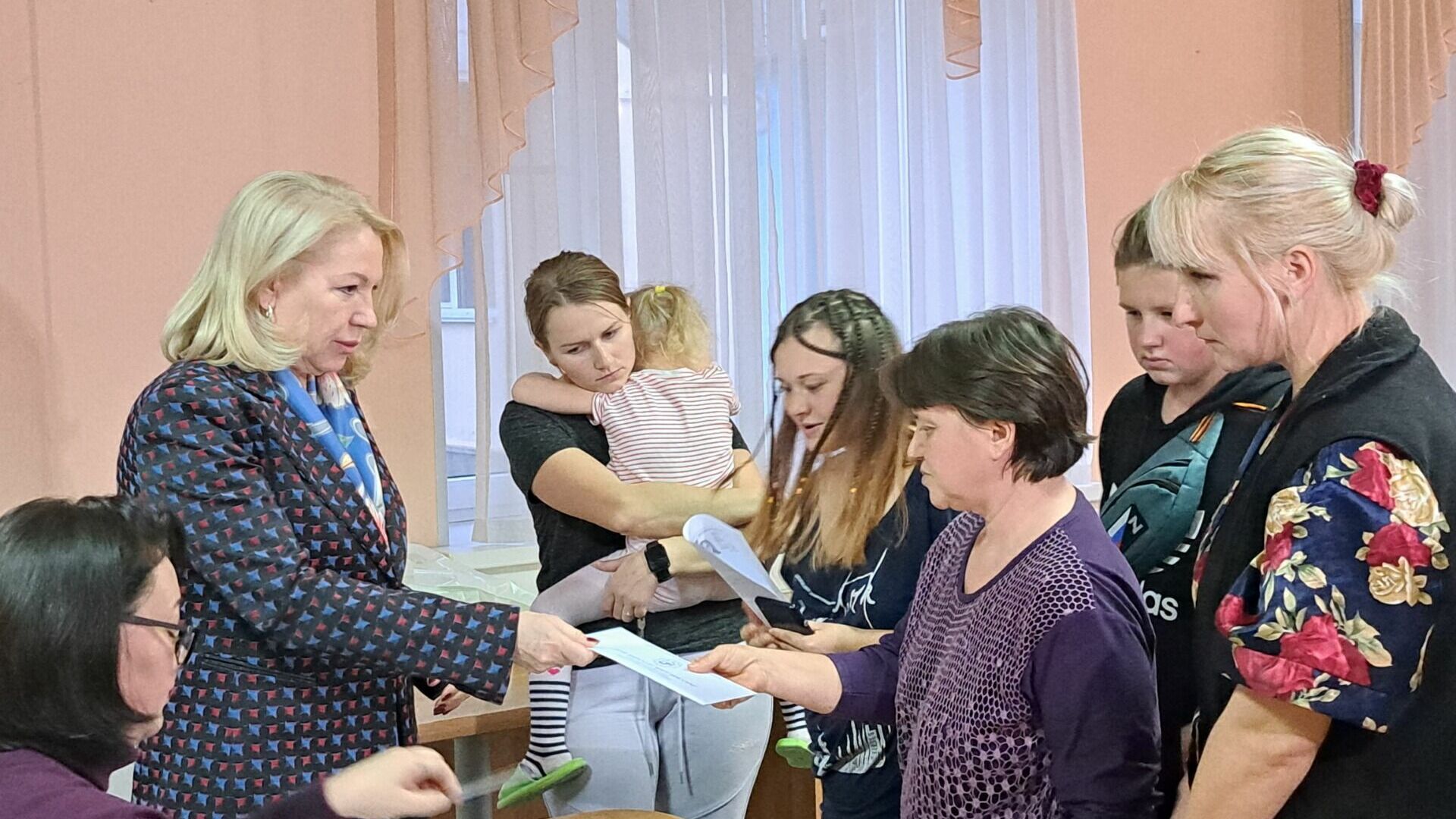 Беженцы Донбасса получили в Волгограде подарочные карты на покупку необходимого