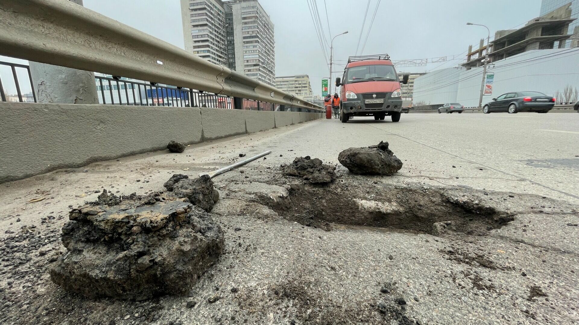 Трещины на Астраханском мосту Волгограда закатывают в асфальт