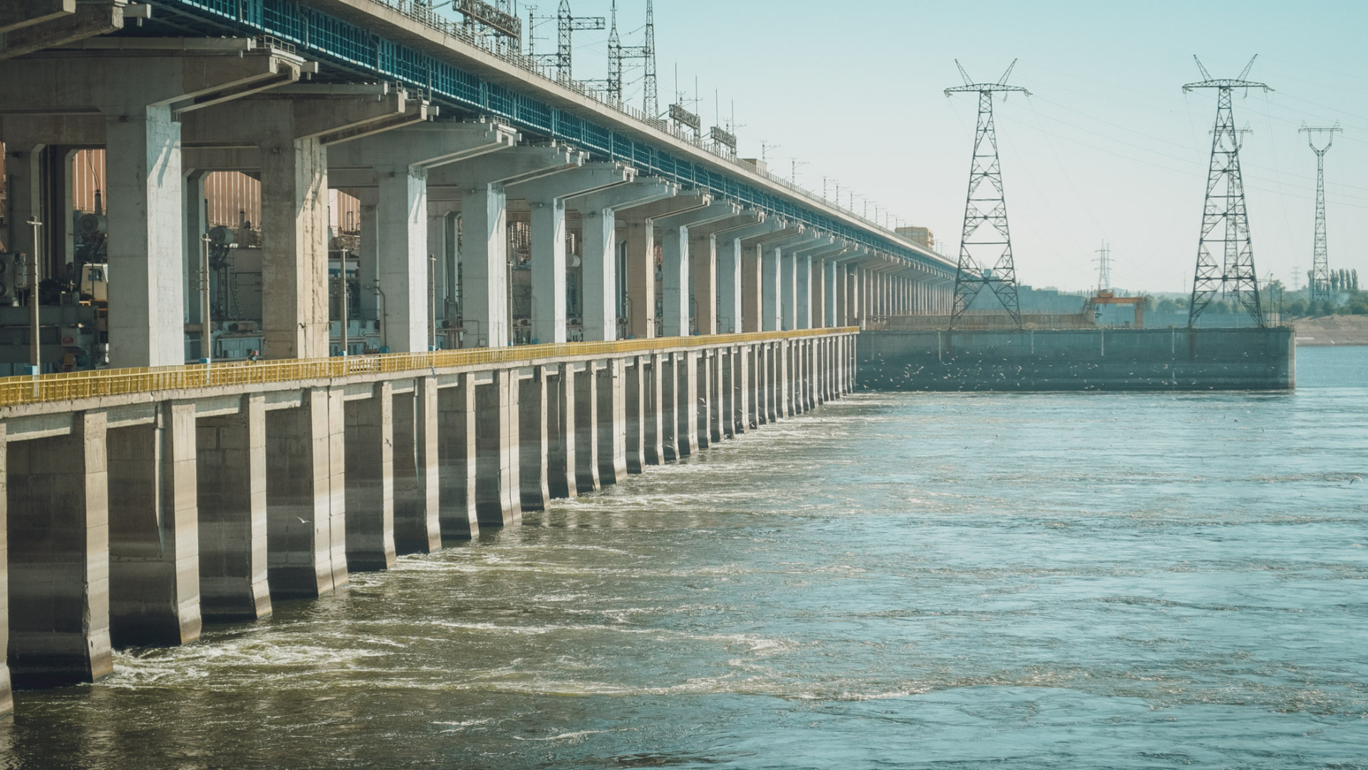 Волжская ГЭС продолжает работать в режиме экономии воды