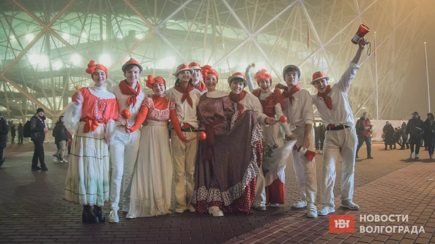 Кубинские танцы заводили волгоградцев около чаши стадиона