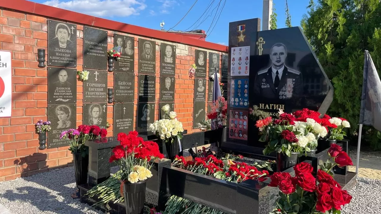 Памятник на могиле Героя России Алексея Нагина в Волгограде