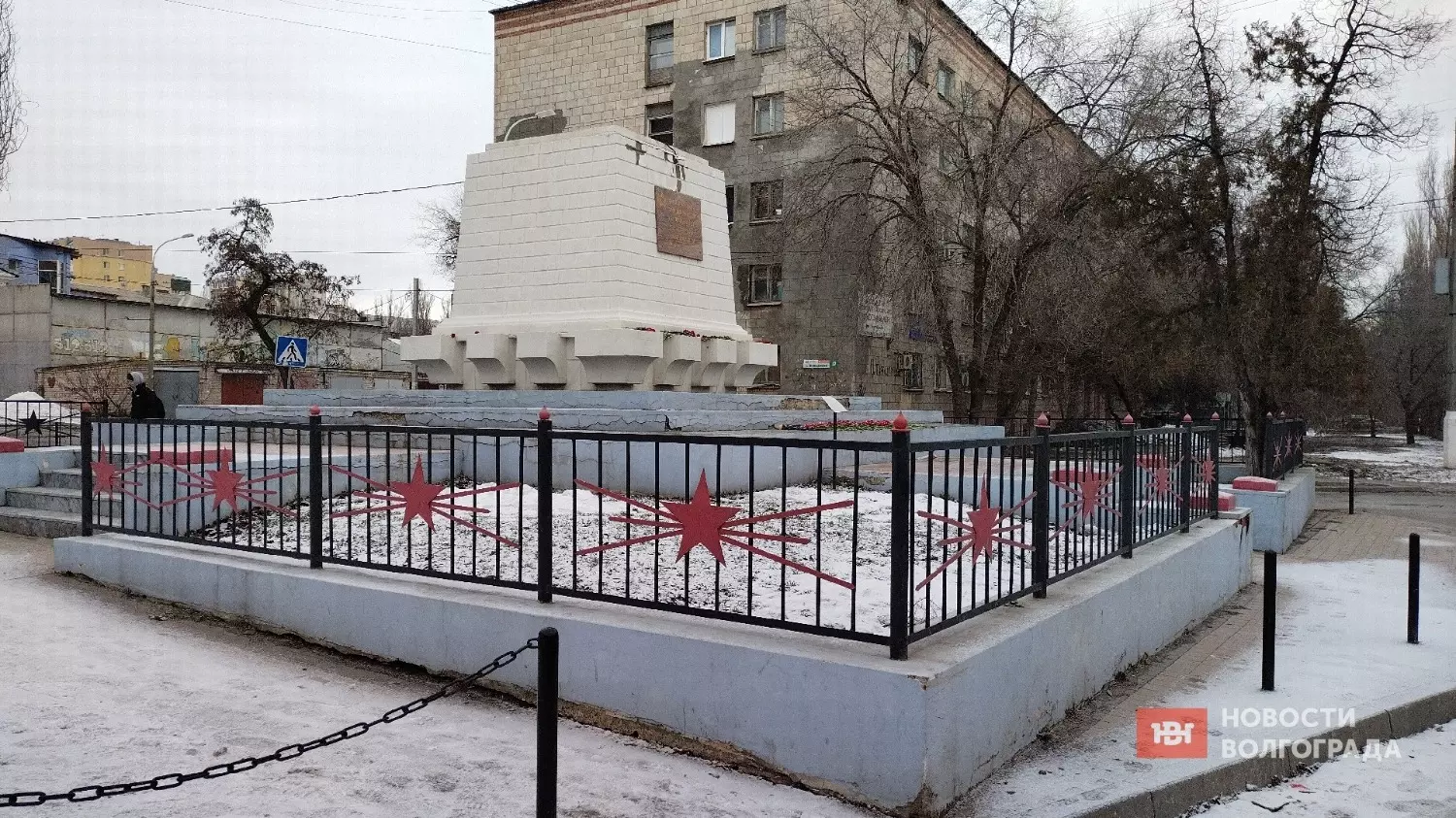 Могила воинов 45-й стрелковой дивизии разваливается после реконструкции в Волгограде