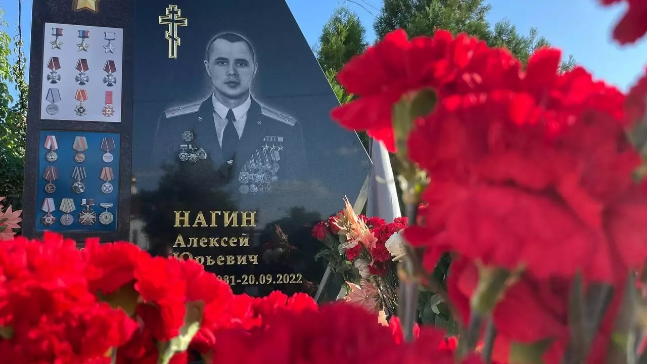 Памятник на могиле Героя России Алексея Ногина в Волгограде