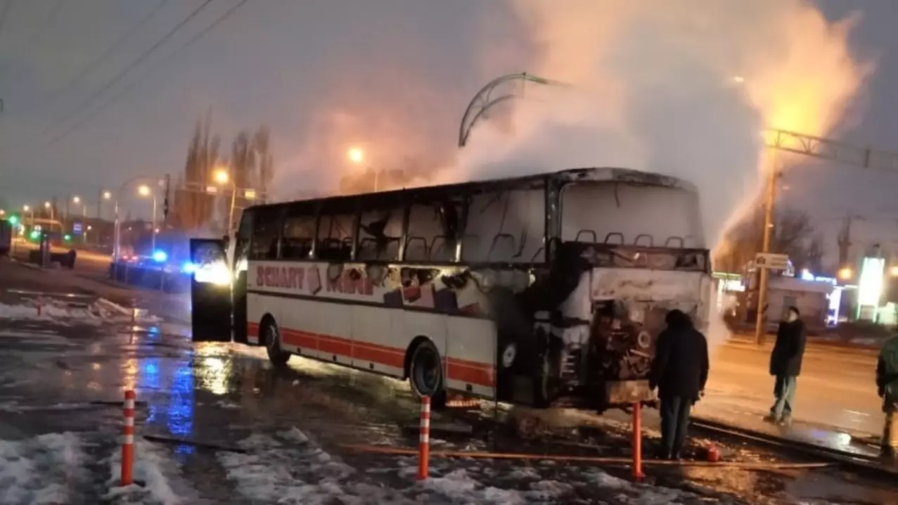 Двухэтажный автобус вспыхнул в Волгограде