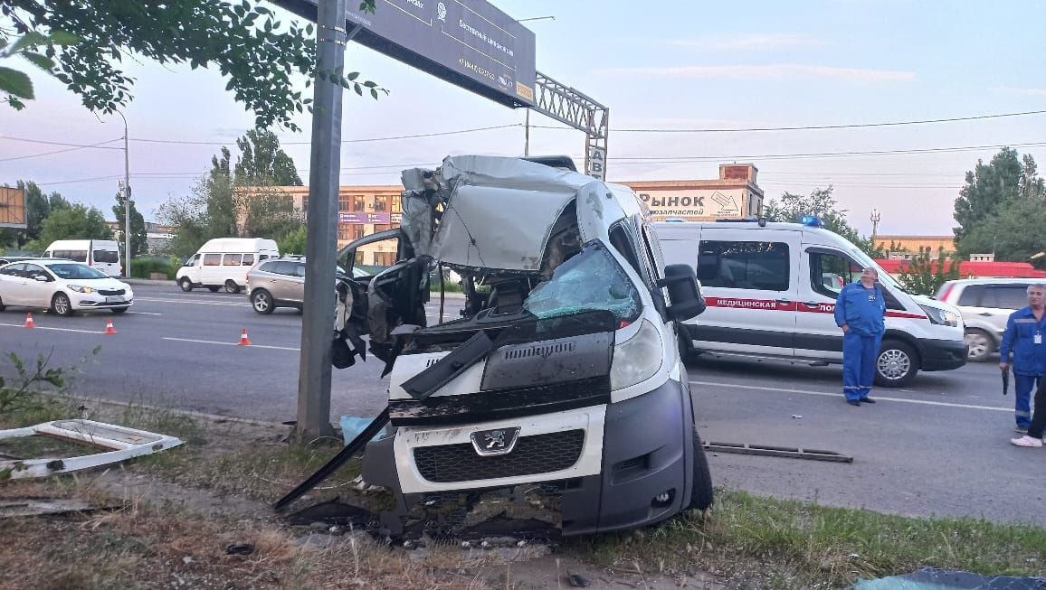 В Волгограде погиб пассажир врезавшейся в столб маршрутки