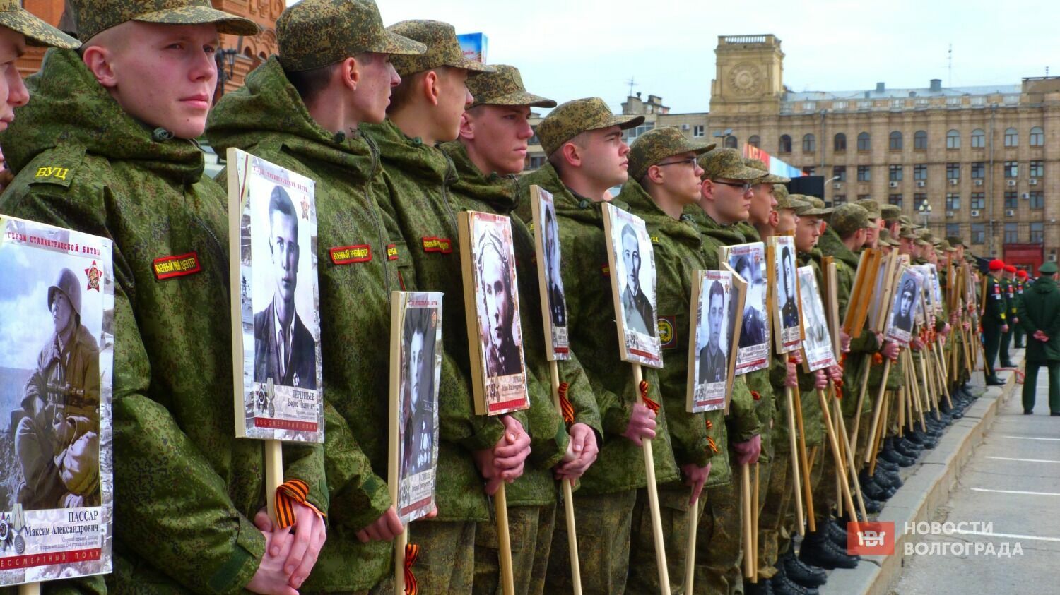 Волгоградцы 9 мая пришли с портретами фронтовиков на Парад Победы