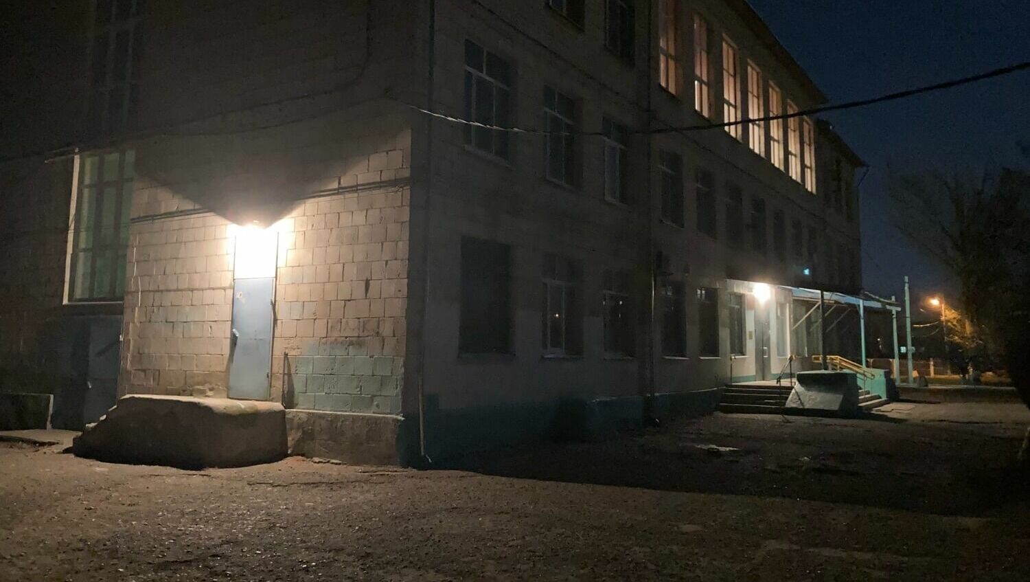 Впервые за долгое время на территории волгоградской школы наконец зажгли фонари