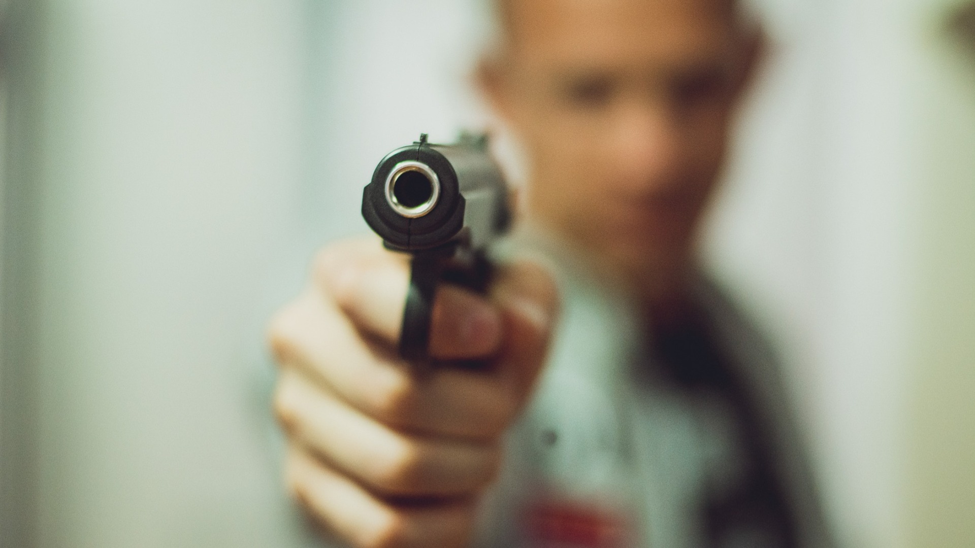 Потерпевший вспомнил, как подростки напали на него с пистолетом в Волгограде