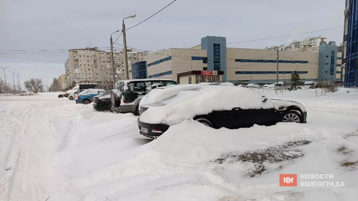 Занесённые снегом машины и местные проезды в оживлённом микрорайоне на западе Волгограда