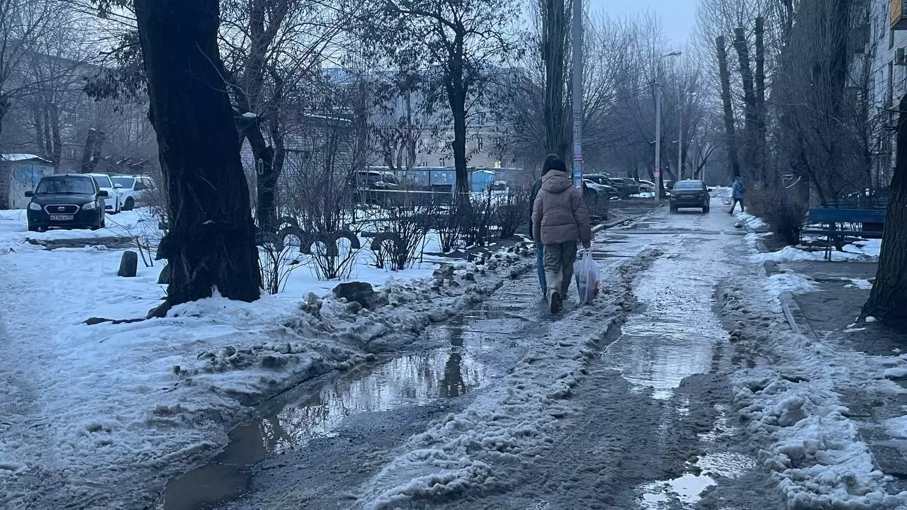 Центр Волгограда утопает в талом снегу и грязи