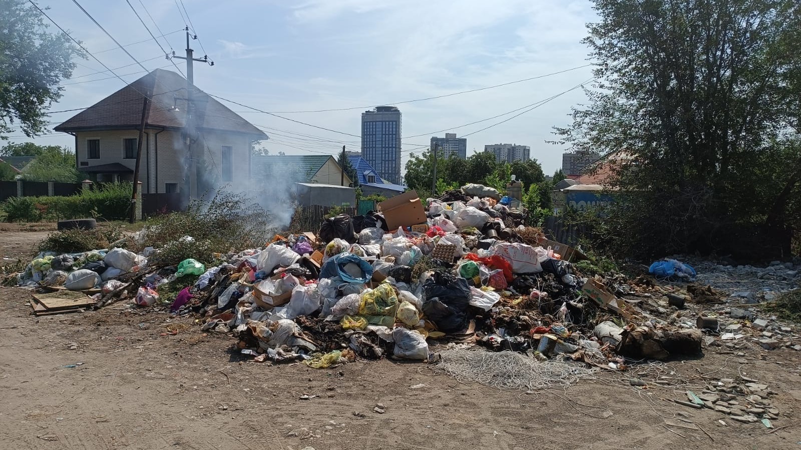 Куча мусора с видом на «Волгоград Сити»