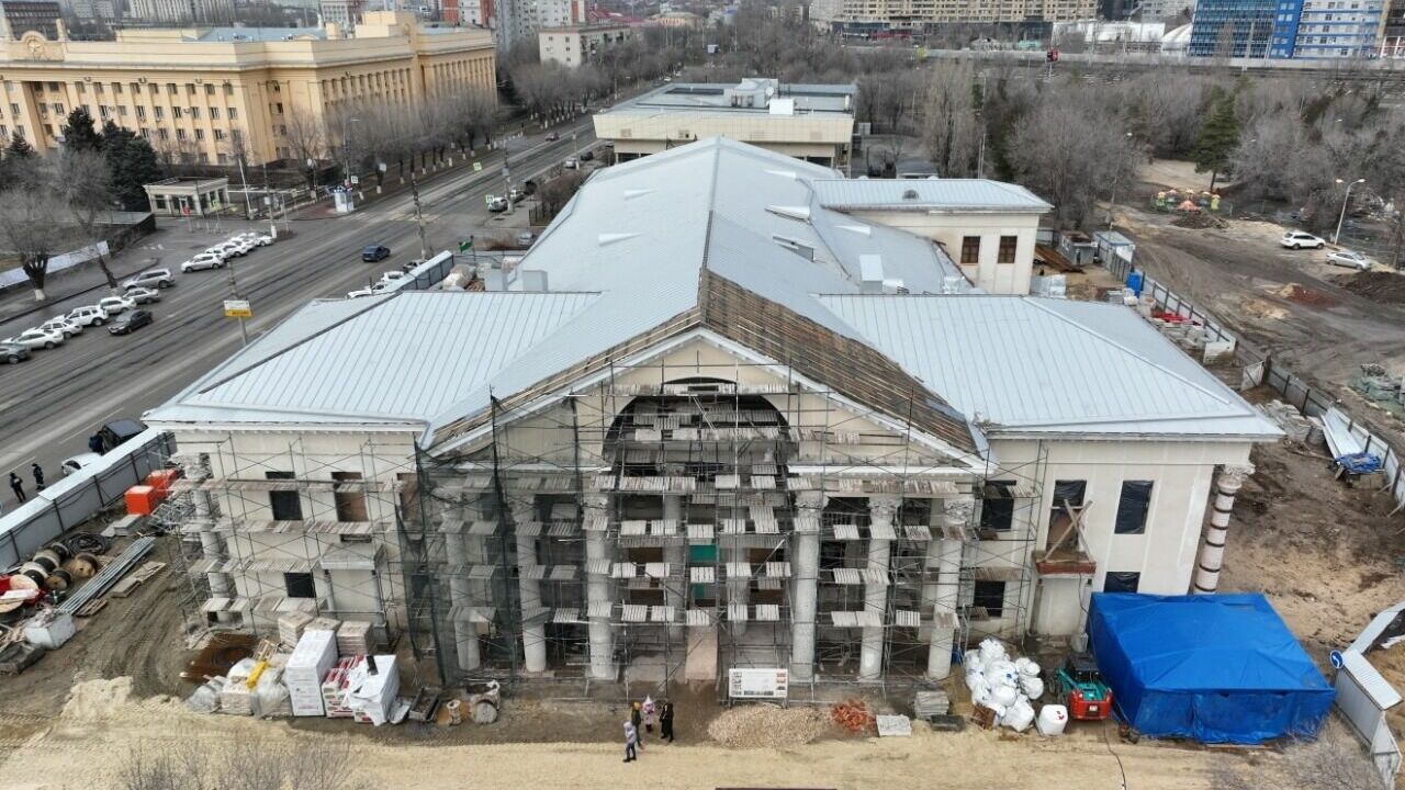 Ход реконструкции кинотеатра «Победа» в Волгограде проинспектировал Андрей Бочаров
