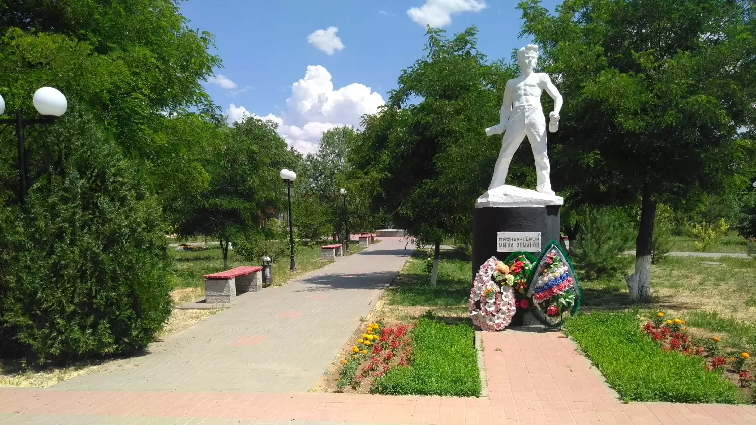 Памятник пионеру Мише Романову, погибшему в Великой Отечественной войне