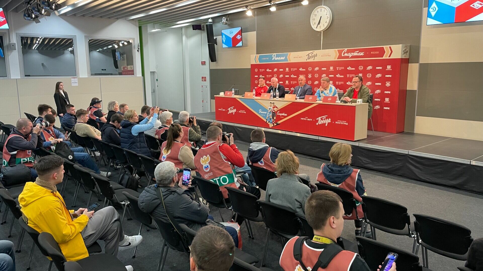 Пресс-конференция с участием легенд российского футбола в Волгограде 1 мая 2023 года