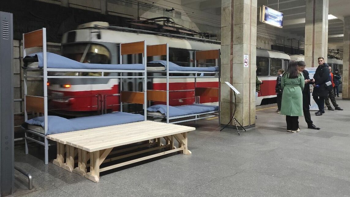 Кровати расставляют на подземной станции скоростного трамвая в Волгограде