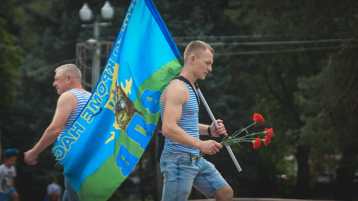 Флаги ВДВ встречаются разве что в центре Волгограда