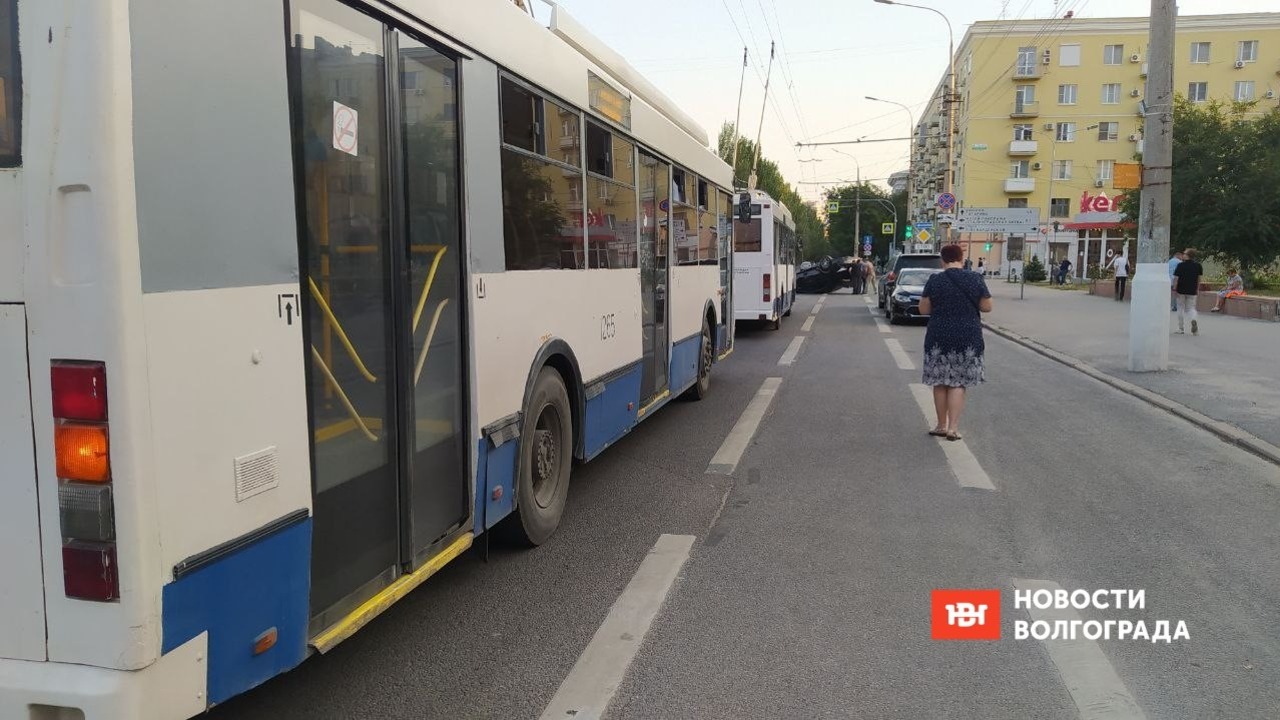 ДТП перегородило полосу для движения троллейбусов