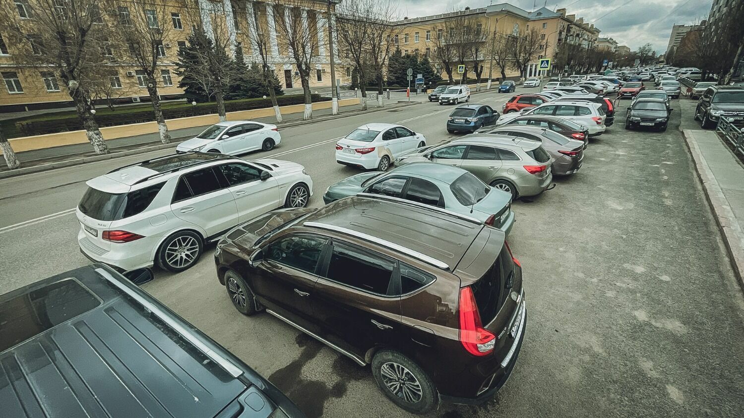 Большая проблема Центрального района Волгограда - дефицит парковочных мест.