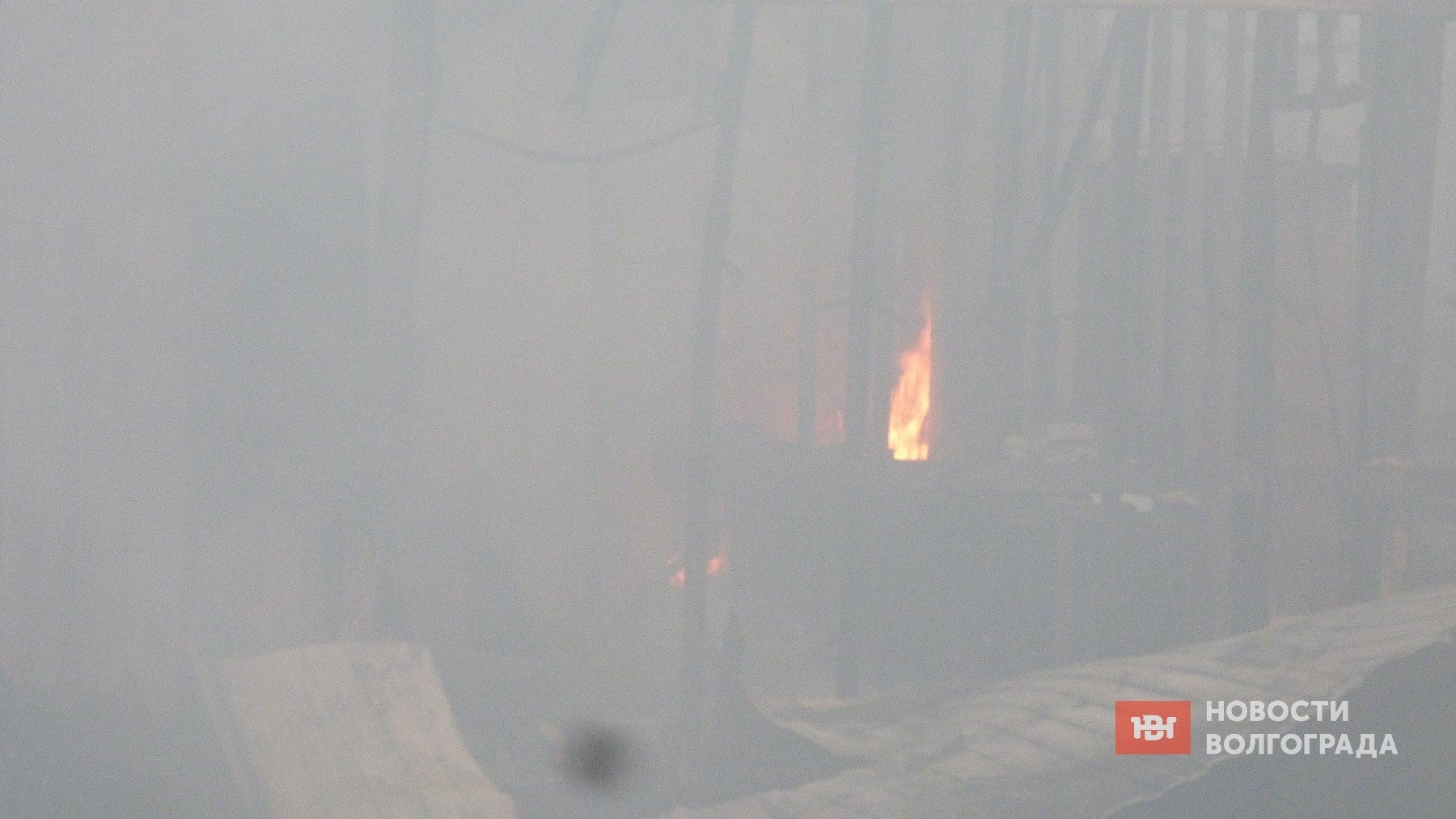 Крупный природный пожар охватил Кировский район Волгограда