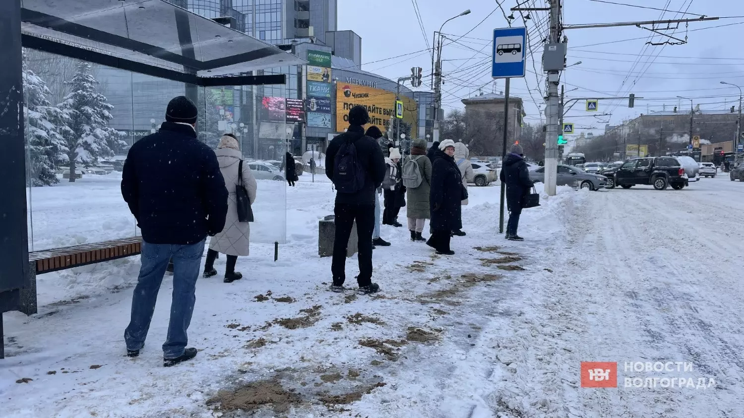 Снегопад заставил волгоградцев пересесть на общественный транспорт