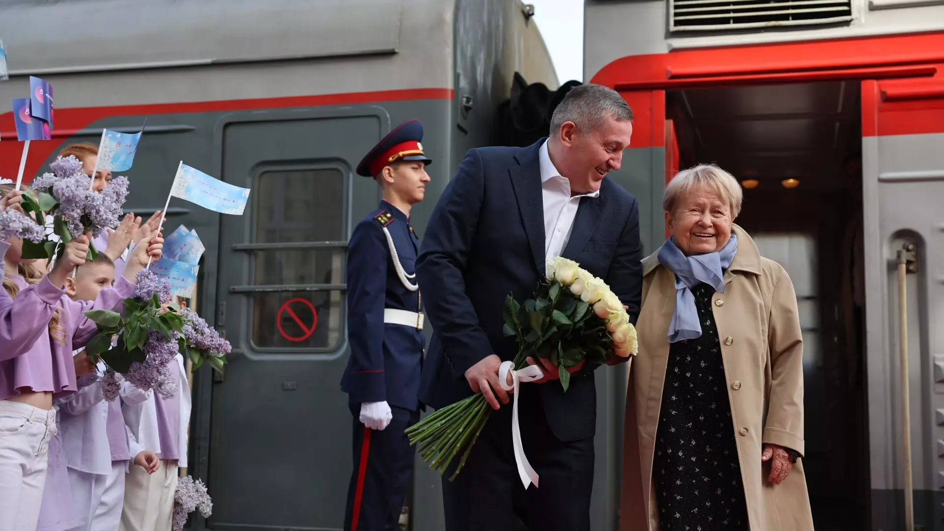 Андрей Бочаров лично встретил Александру Пахмутову на вокзале в Волгограде