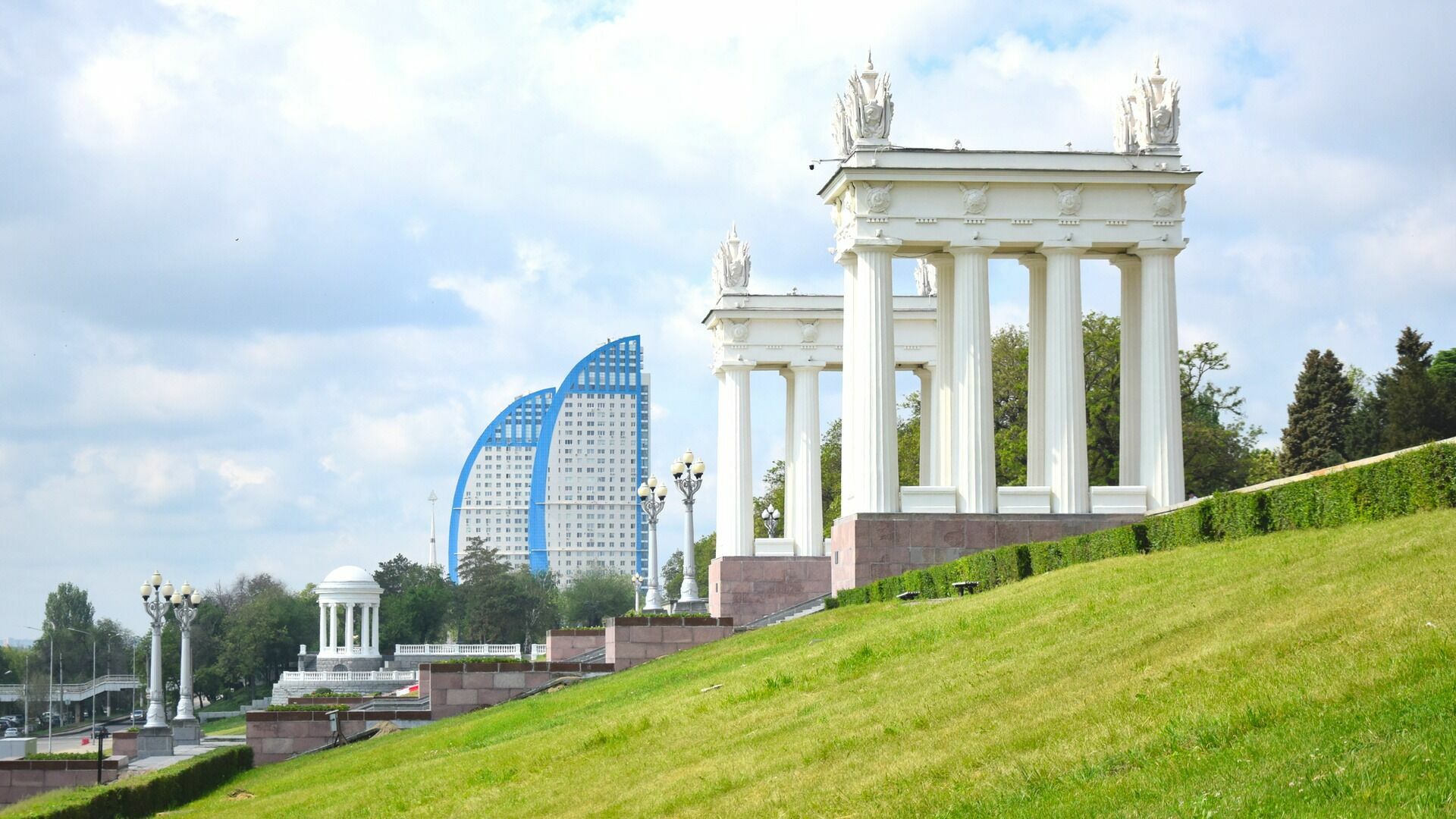Восемь лавочек и перголу за 6,5 млн установят на Центральной набережной в Волгограде