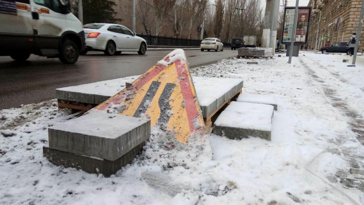 В декабре 2018 года перед памятником Григорию Засекину тротуарную плитку укладывали прямо на снег