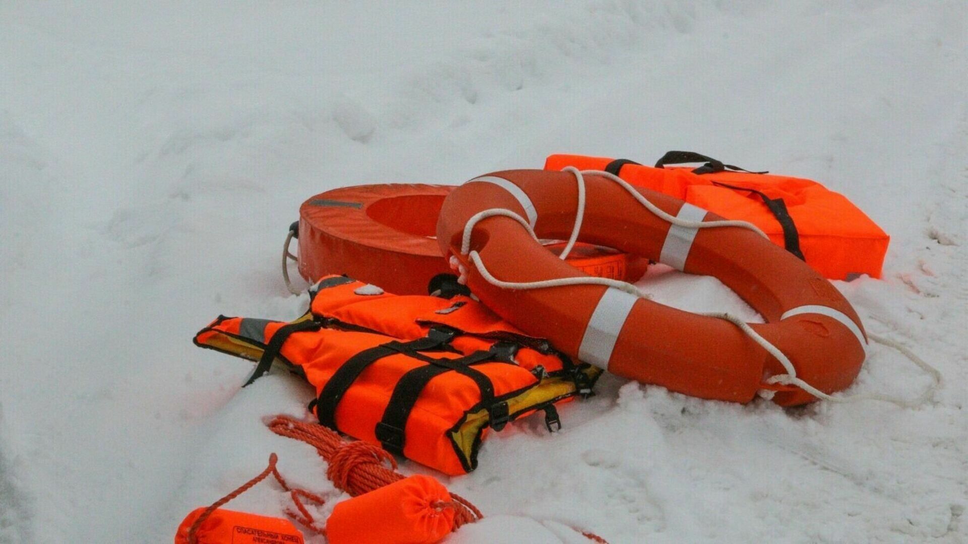 Рыбак провалился под лед на водохранилище под Волгоградом