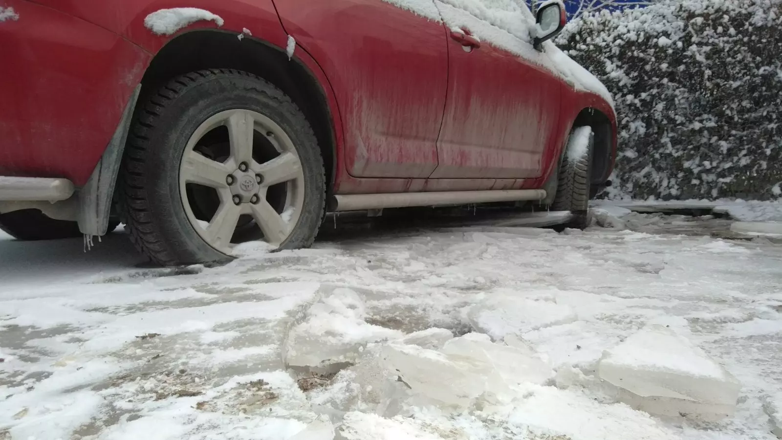 Машины вмерзли в лед из-за коммунальной аварии