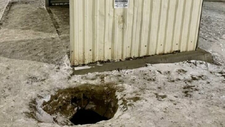 «Портал в бездну» образовался около остановки в Волгоградской области